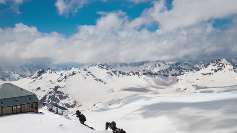 Nubes-De-Montaña-Timelapse-Sobre-Hermosos-Picos-Nevados-De-Montañas-Y-Glaciares.