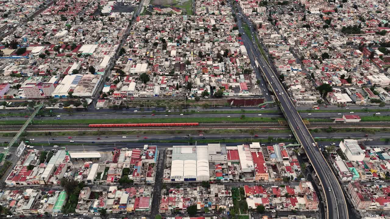 Ecatepec'teki büyük bir yolun ağır çekim drone görüntüsü