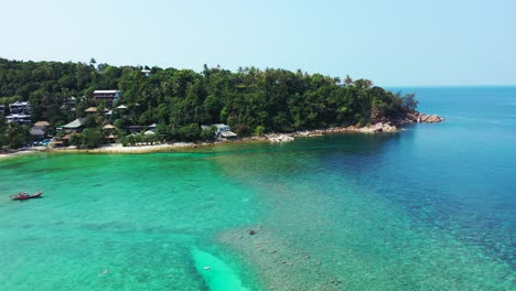 paraíso destino de vacaciones de verano en la costa tailandesa, isla tropical con exuberante vegetación bañada por una colorida laguna poco profunda