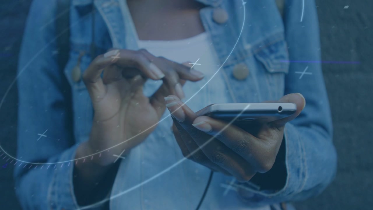 Vídeo vertical: Mulher segurando o telefone enquanto a mão direita toca e desliza, arcos de sobreposição guiando a tecnologia.