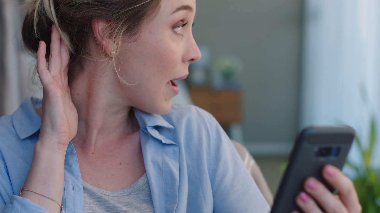 mujer hermosa teniendo video chat usando smartphone en casa mostrando su peinado hablando compartiendo un estilo de vida emocionante disfrutando de la comunicación en línea