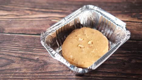 galleta de mantequilla de maní en un recipiente de papel de aluminio