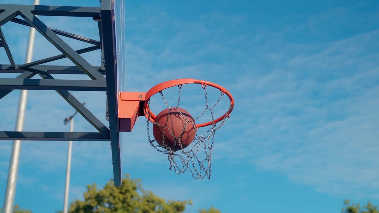 Canasta de baloncesto exitosa contra el cielo azul.