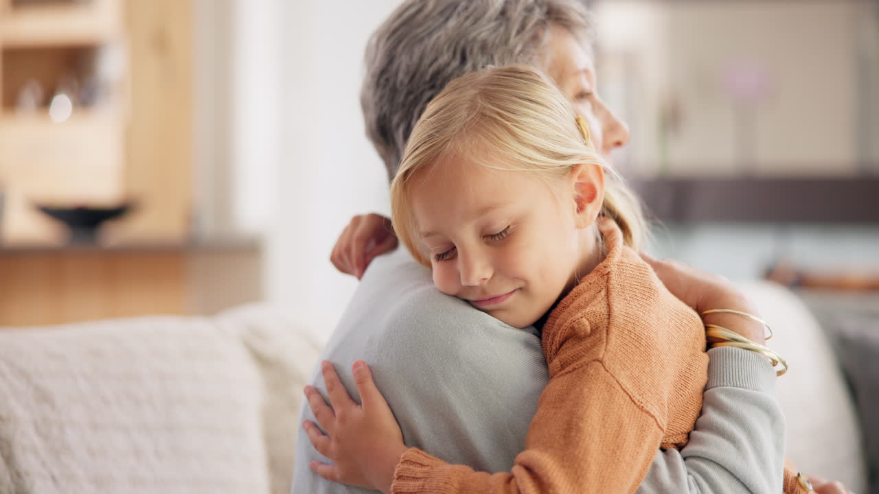 amore, dolce e nonna abbraccia suo nipote