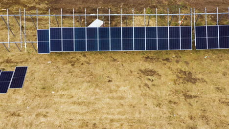 Sitio-De-Construcción-De-Granja-De-Paneles-Solares-En-Progreso,-Vista-Aérea-De-Arriba-Hacia-Abajo