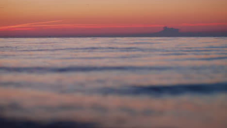 Horizonte-Del-Mar-En-La-Mañana-Naranja-Del-Amanecer.-Olas-De-Agua-Azul-Salpicando-La-Playa