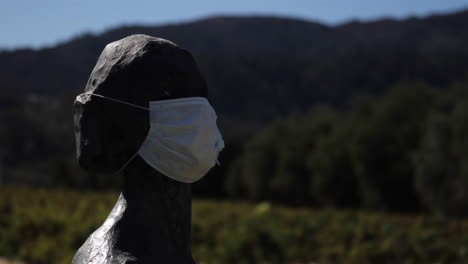 statue mit covid-maske vor dem weingut im napa valley