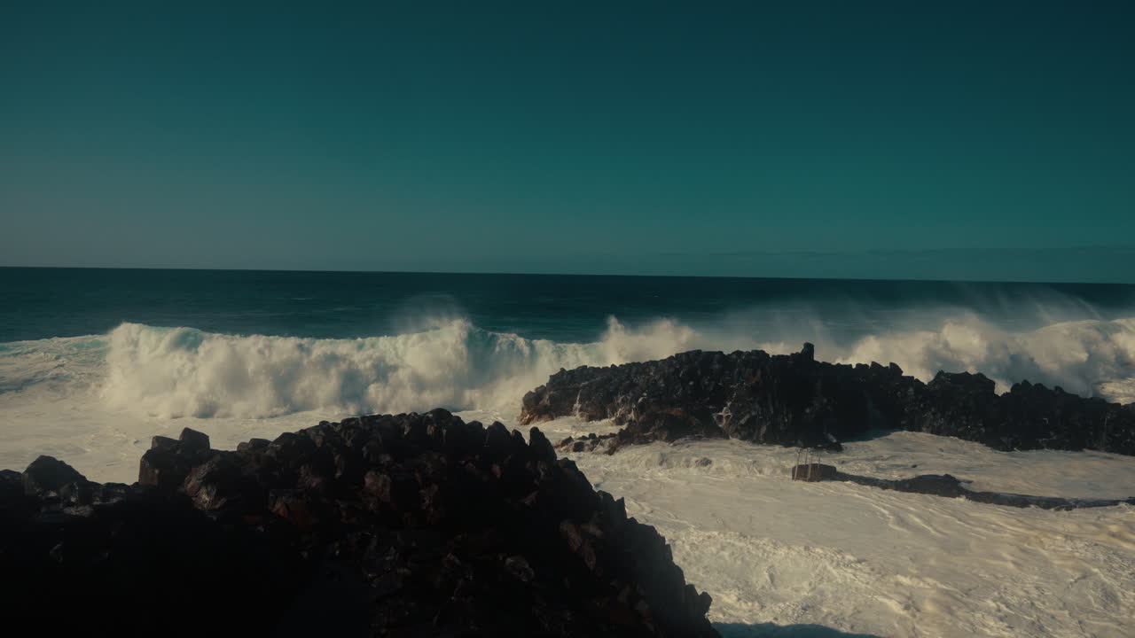 poderosas olas chocando contra la costa rocosa