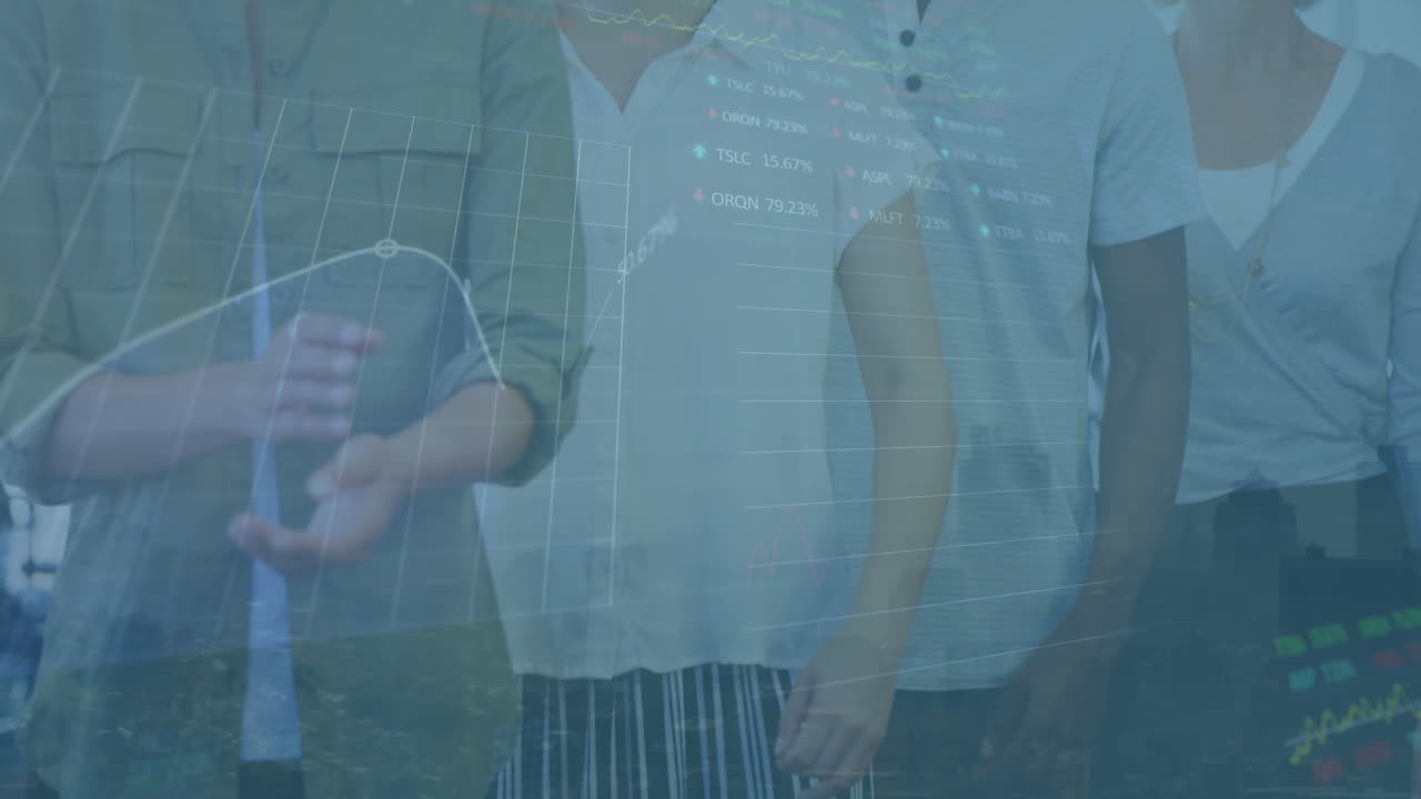 그래프, 로딩 서클 및 거래 보드의 애니메이션 다양한 동료들이 팔을 고 서 있습니다.