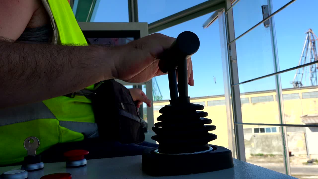 cabina de operación de la grúa para el control de todos los equipos de la grulla. el operador de la grua controla todas las funciones de la grúas en el interior.