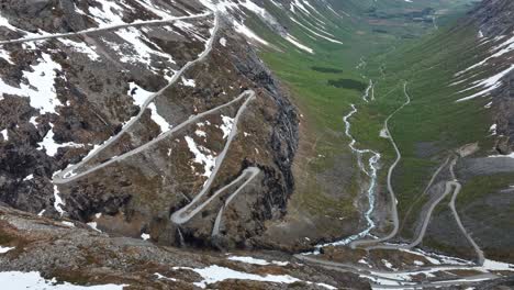 Blick-Hinunter-Auf-Leere-Haarnadelkurven-Der-Berühmten-Trollstigen-Straße,-Norwegen