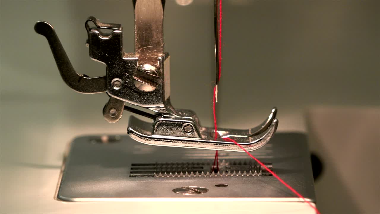 바늘판을 통해 바늘을 내려와 바느질 기계에 바느질을 위해 루프를 만니다.