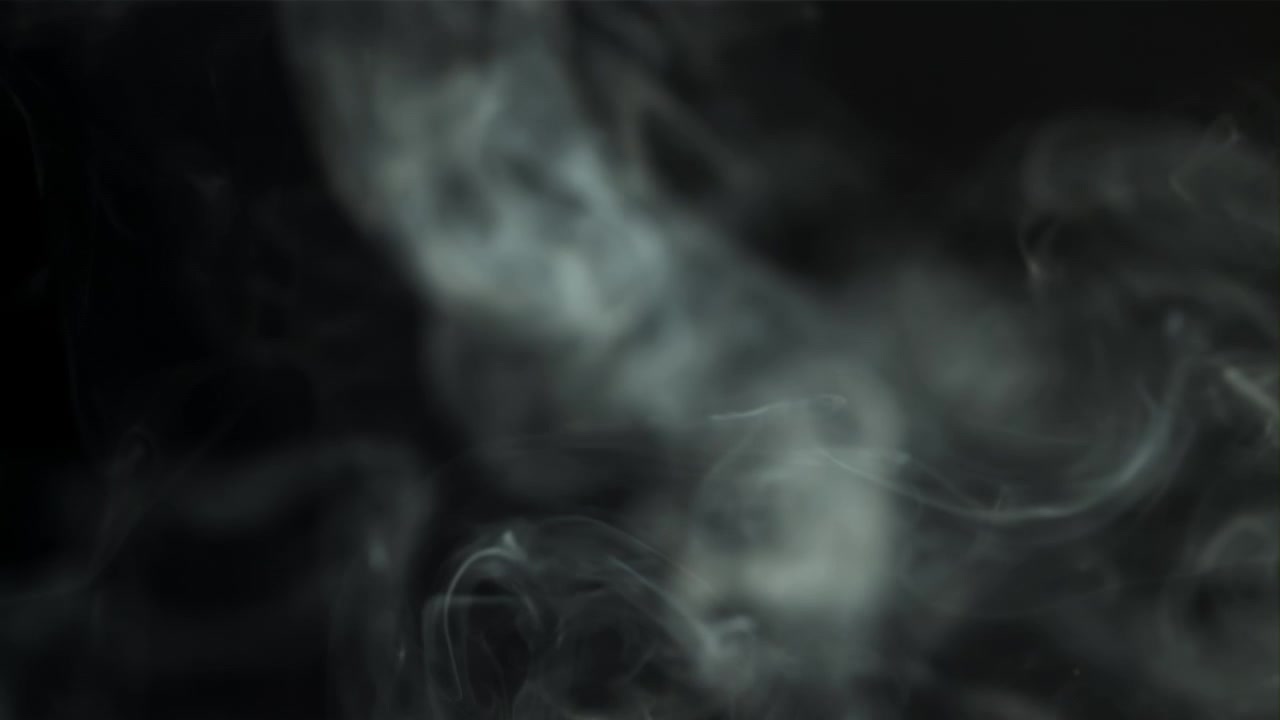 Abstract Fumo bianco che gira su uno sfondo nero