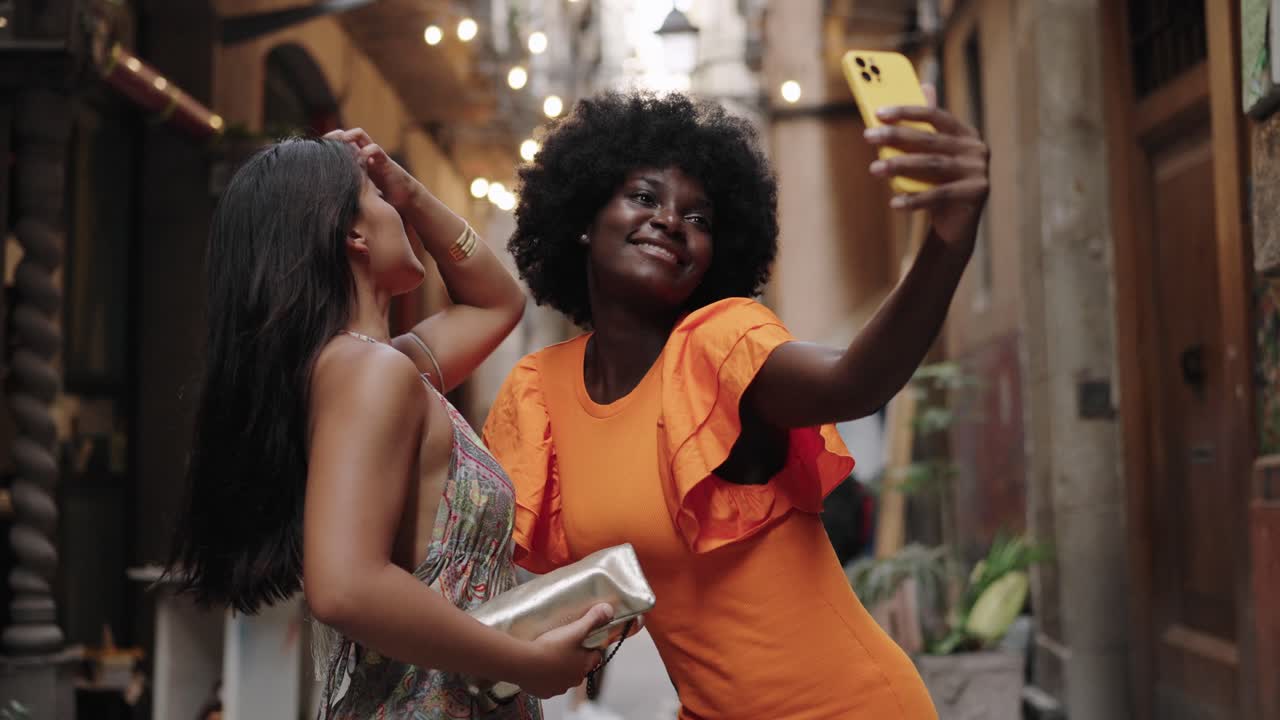 Due amici che si fanno un selfie in città