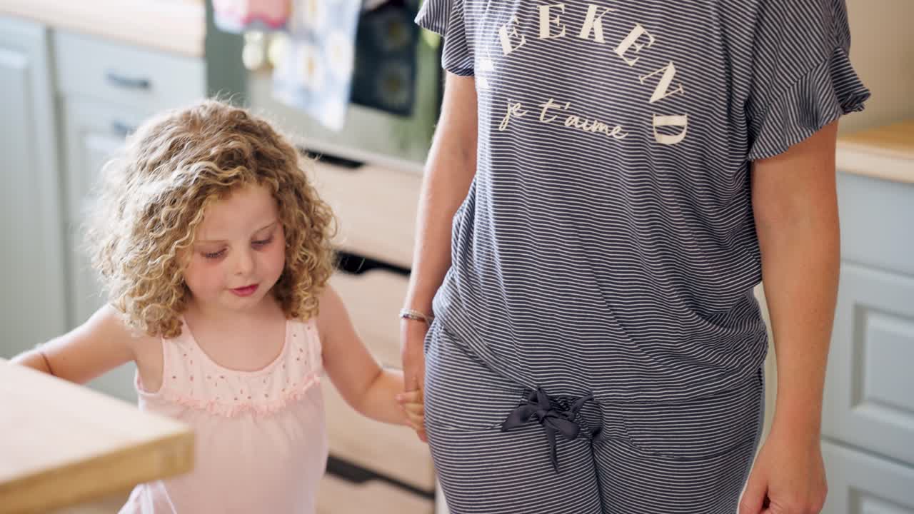 Mãe e filha na cozinha