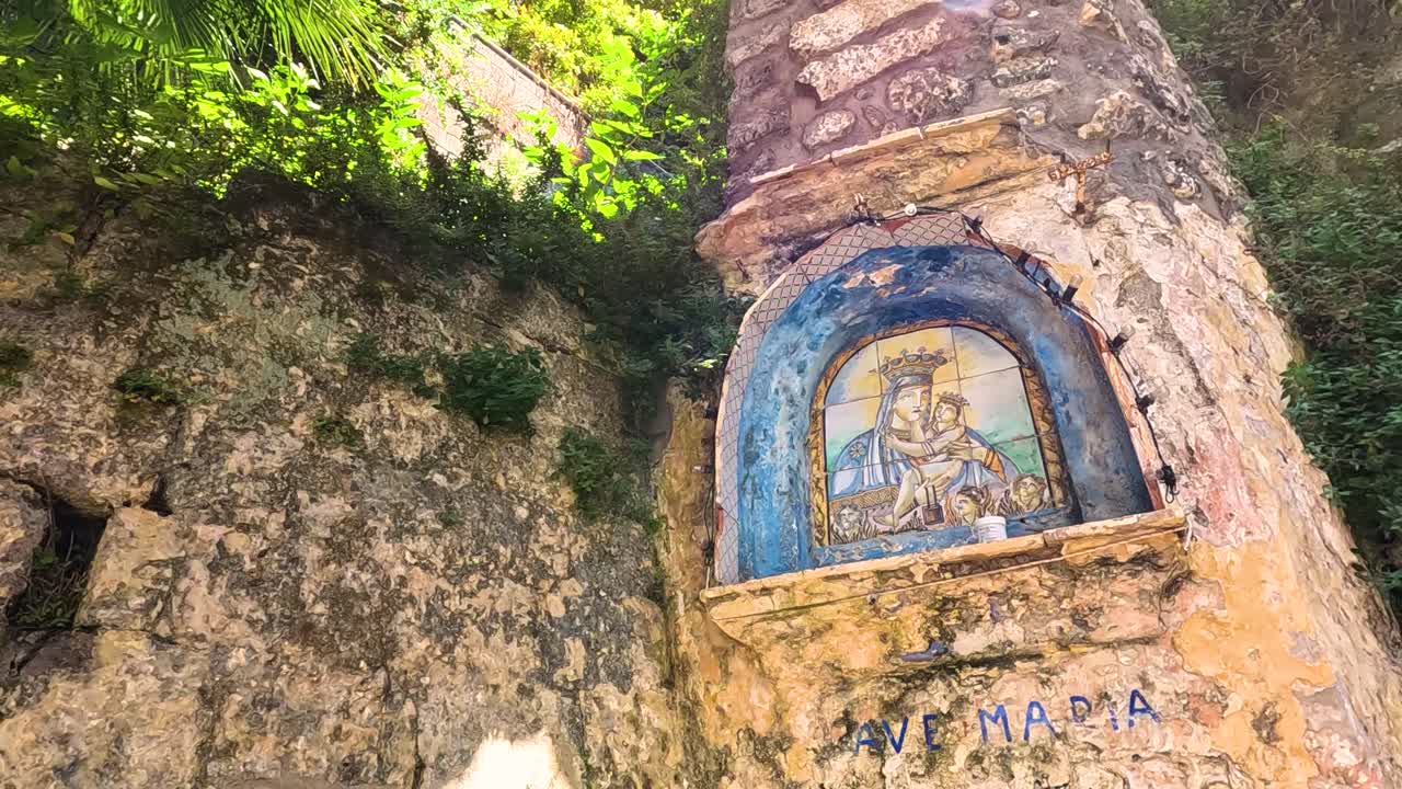 mural de una figura religiosa en una pared de piedra