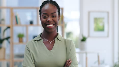 Brazos-Cruzados,-Negocios-Y-Rostro-De-Mujer-Negra