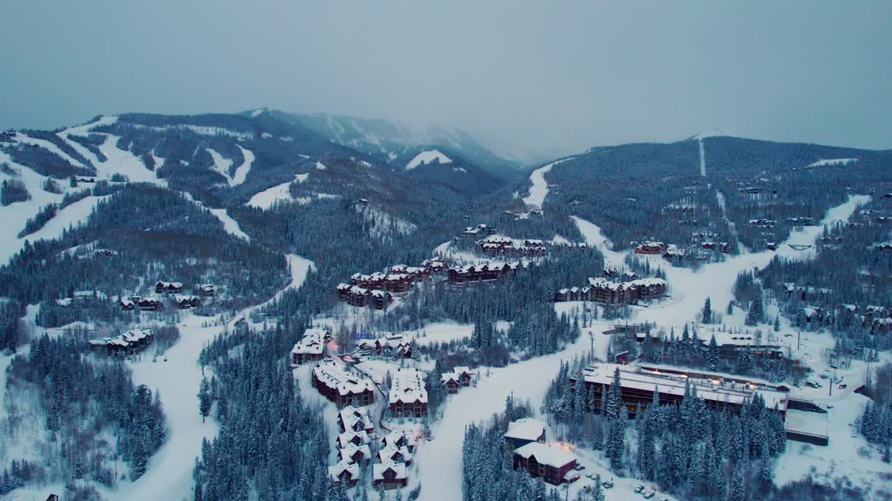 tomada de un avión no tripulado de un día oscuro y tormentoso en telluride, colorado