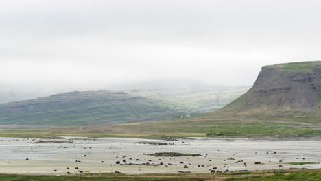 Tierras-Bajas-Pantanosas-Y-Montañas-Nubladas-En-El-Horizonte,-Vista-Inclinada-Hacia-Arriba