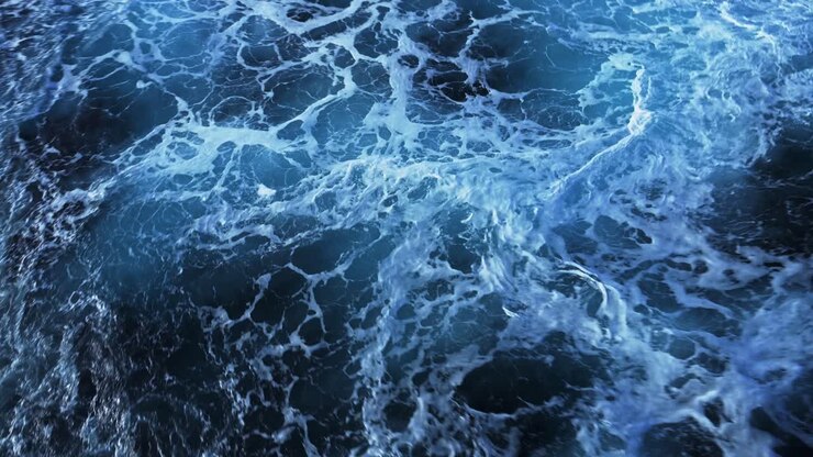 Onde oceaniche astratte di colore blu intenso e texture di schiuma