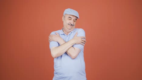 el viejo abraza la cámara.