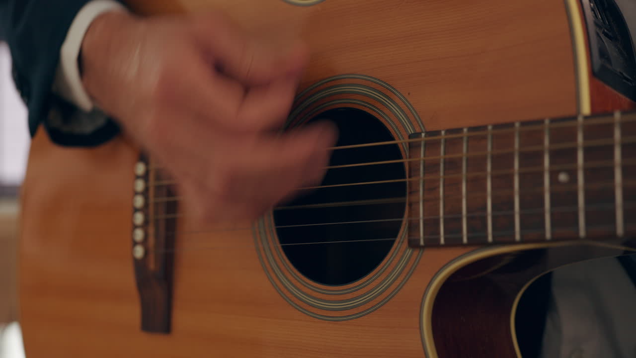 Musik, händer och gitarr med en man i studio