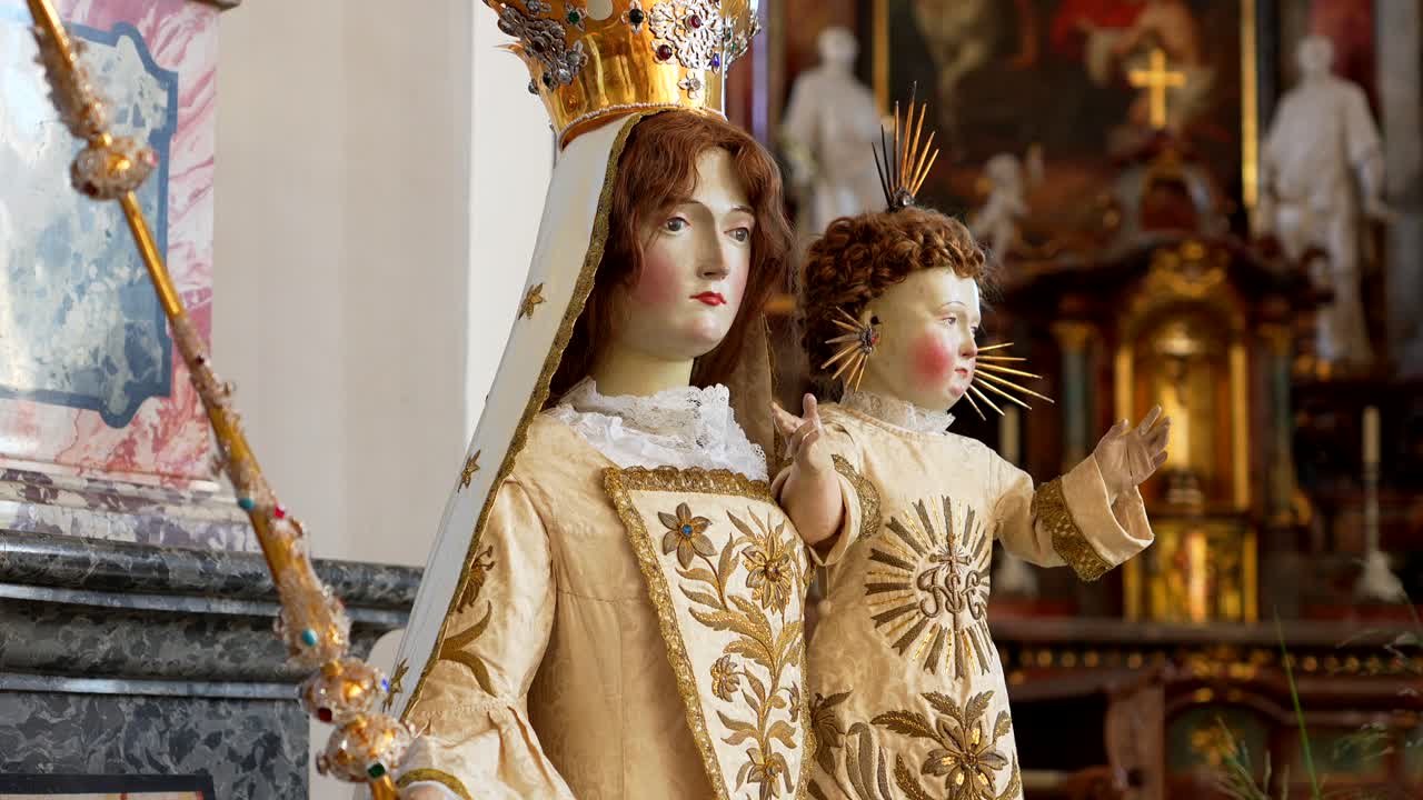 Video che mostra un gruppo di statue di marmo raffiguranti una scena religiosa all'interno della storica abbazia