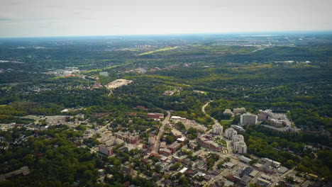 toma cinematográfica de un dron que recorre una gran ciudad y un campo