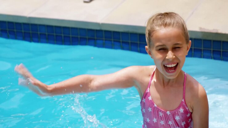 geschwister genießen sich im schwimmbad