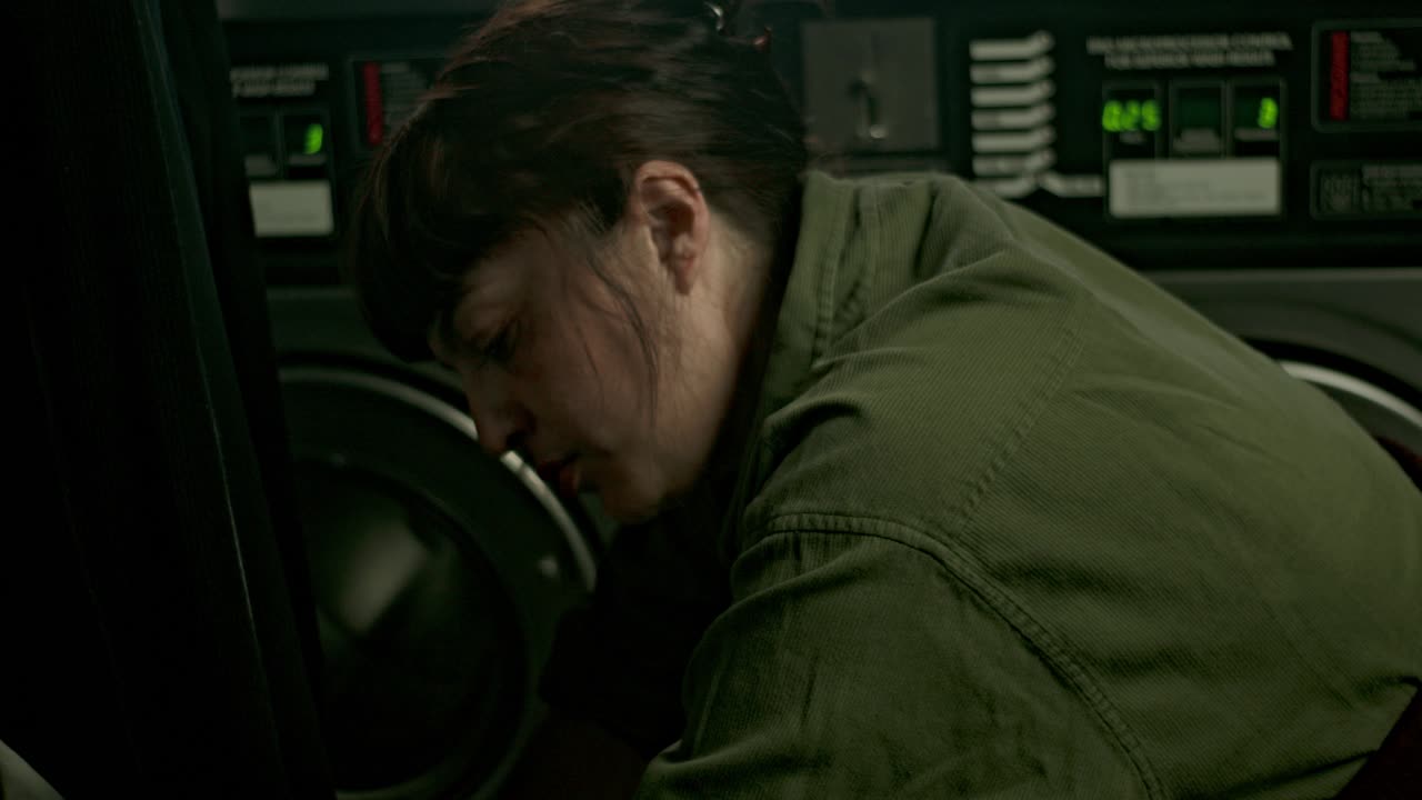 세탁 중인 젊은 라틴계 여성, 우울한 상