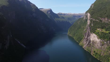 Increíble-Vista-Aérea-Sobre-Las-Siete-Hermanas-Y-La-Cascada-Friaren