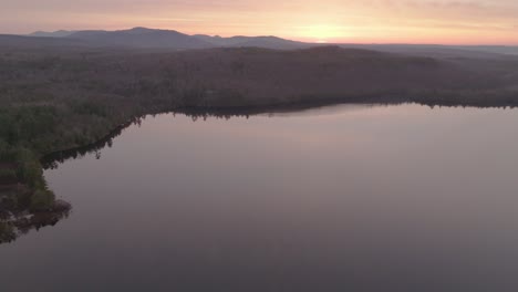 Goldene-Stunde-Licht-über-Monson-Pond-Aufsteigende-Antenne