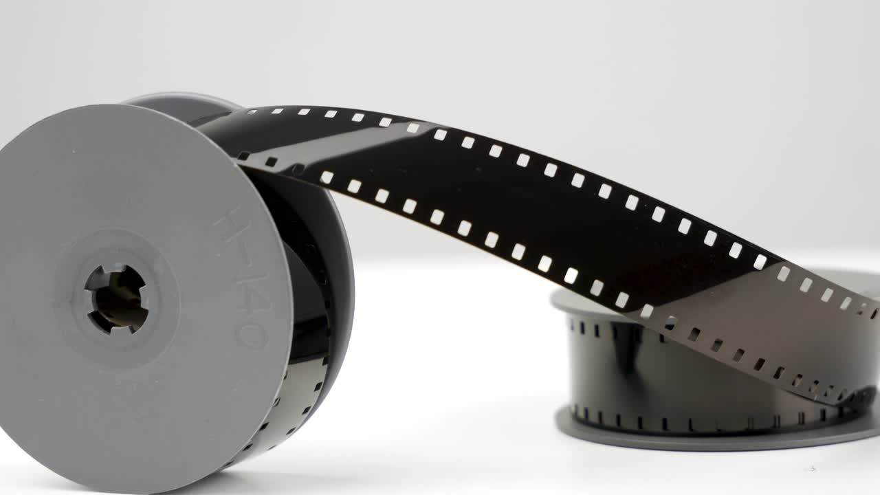 медленный толчок 8-мм винтажной пленки на белом столе