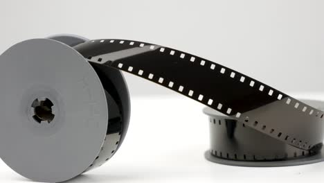empuje lento de película vintage de 8 mm sobre mesa blanca
