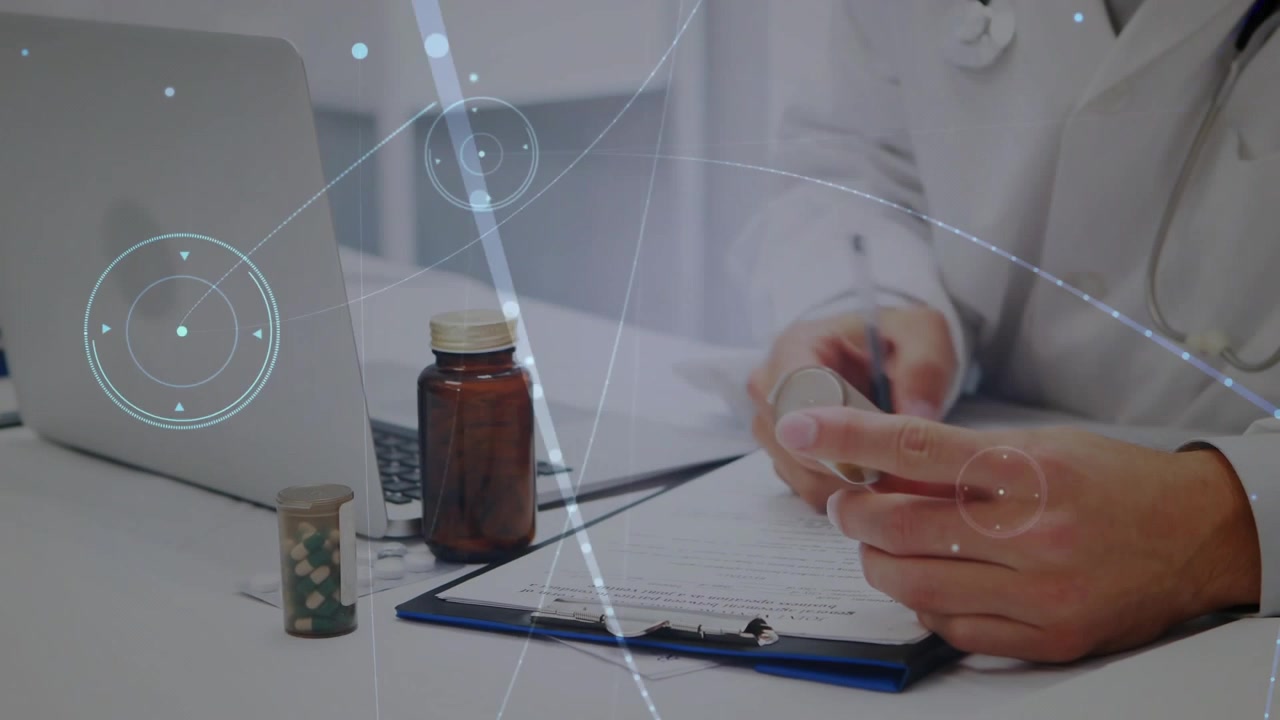 Clinico che prende una penna e ispeziona le pillole, documentando i farmaci con sovrapposizioni HUD sopra la scrivania.