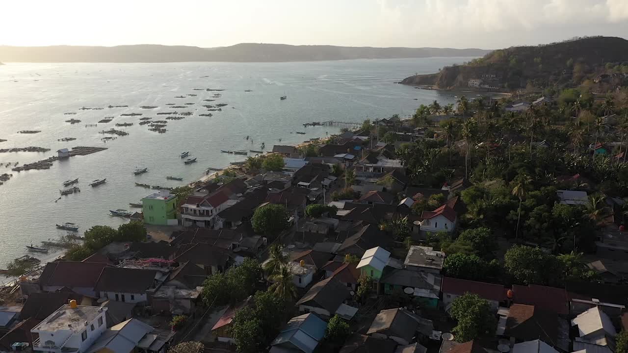 gerupuk lombok, pueblo de pescadores en lombok, indonesia - retroceso aéreo de drones