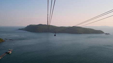 teleférico sobre el mar con islas