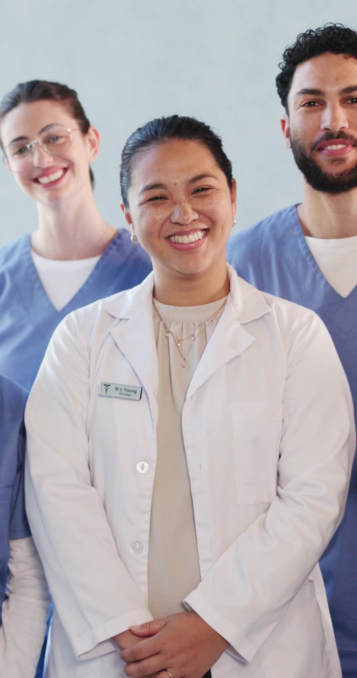 Diverso grupo de profesionales médicos sonrientes en un hospital