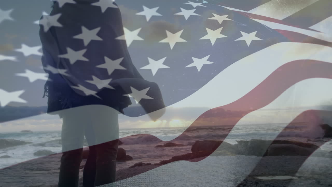 una pareja estadounidense viendo el atardecer en una playa