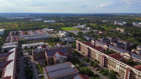 maravillosa vista aérea de arriba vuelo gran panel sistema edificio apartamento, complejo de viviendas prefabricadas, berlín marzahn alemana oriental verano de 2023