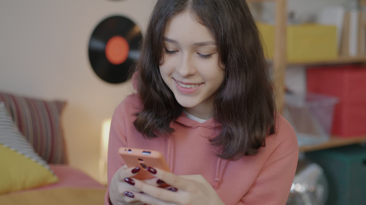 adolescente usando el teléfono en el dormitorio