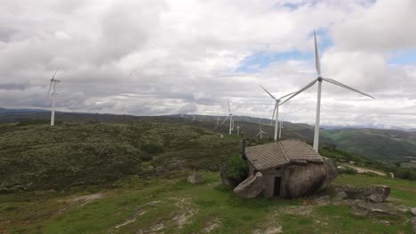 casa de roca en granja de energía eólica