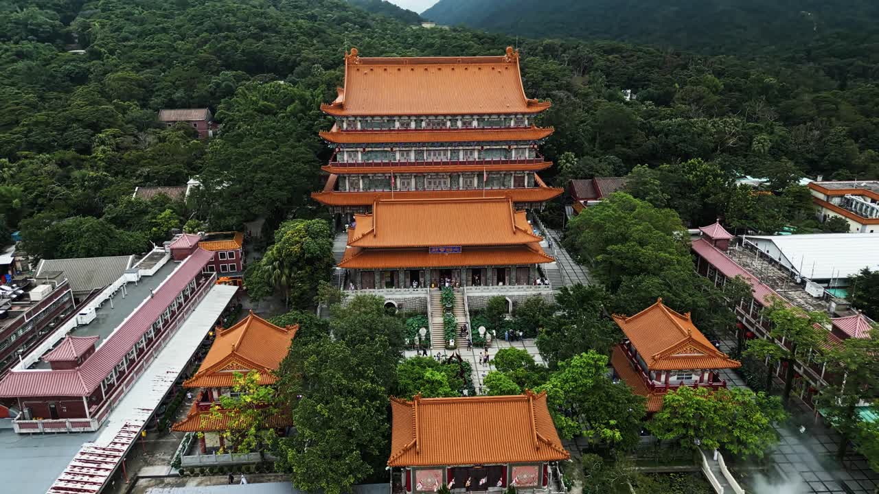 aerial alrededor del monasterio de po lin en la isla de lantau, hong kong, china