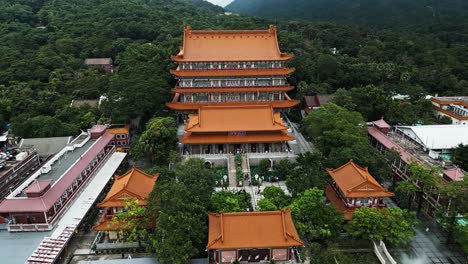 Luftaufnahmen-Rund-Um-Das-Po-Lin-Kloster-Auf-Der-Insel-Lantau,-Hongkong,-China