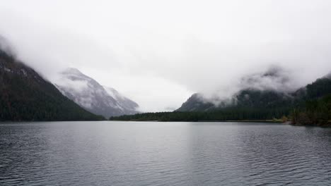 寒冷的秋天,低云遮蔽了海特旺斯湖周围的阿尔卑斯山脉