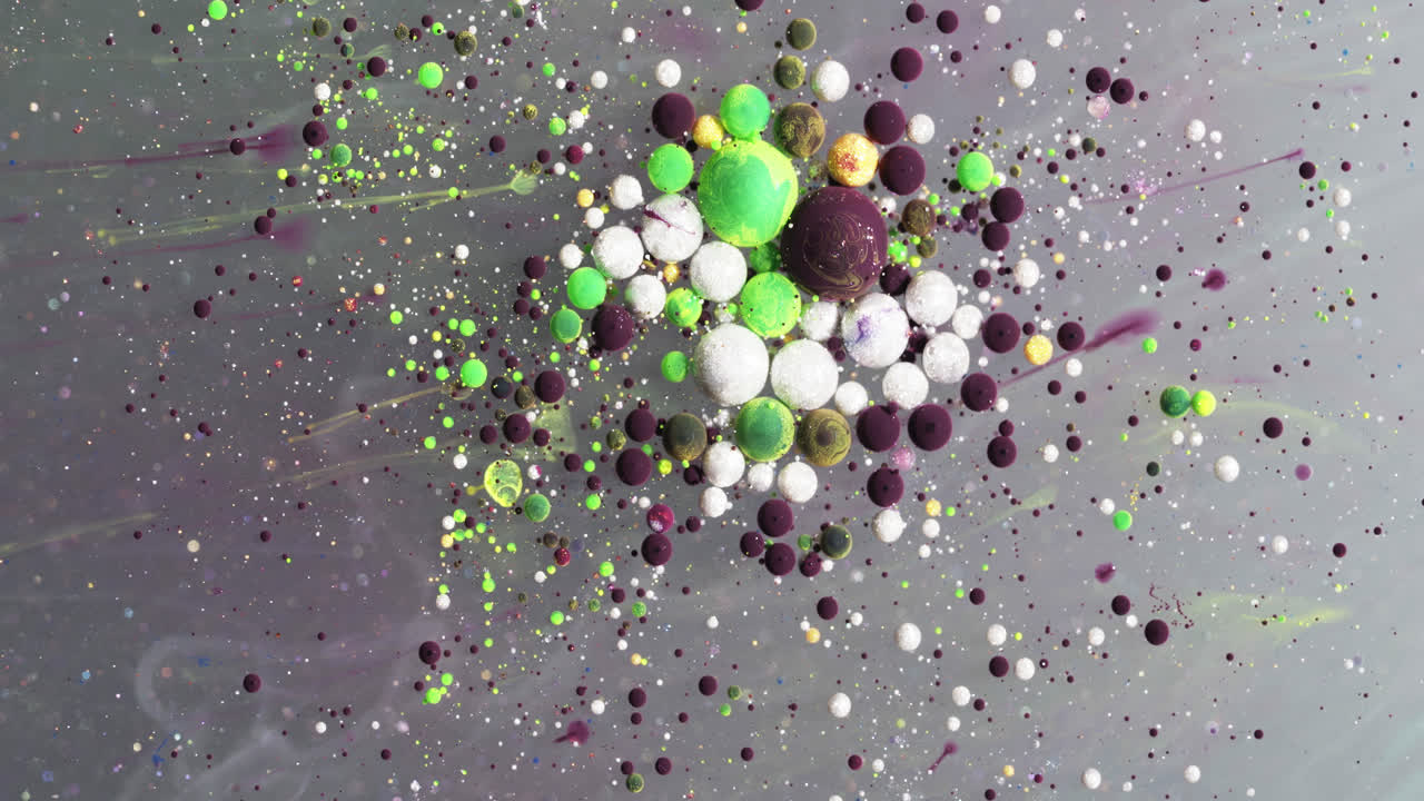 las macroburbujas líquidas acrílicas de arte fluido abstracto colorido se disuelven en agua con efecto de flujo de partículas de tinta de mármol psicodélico