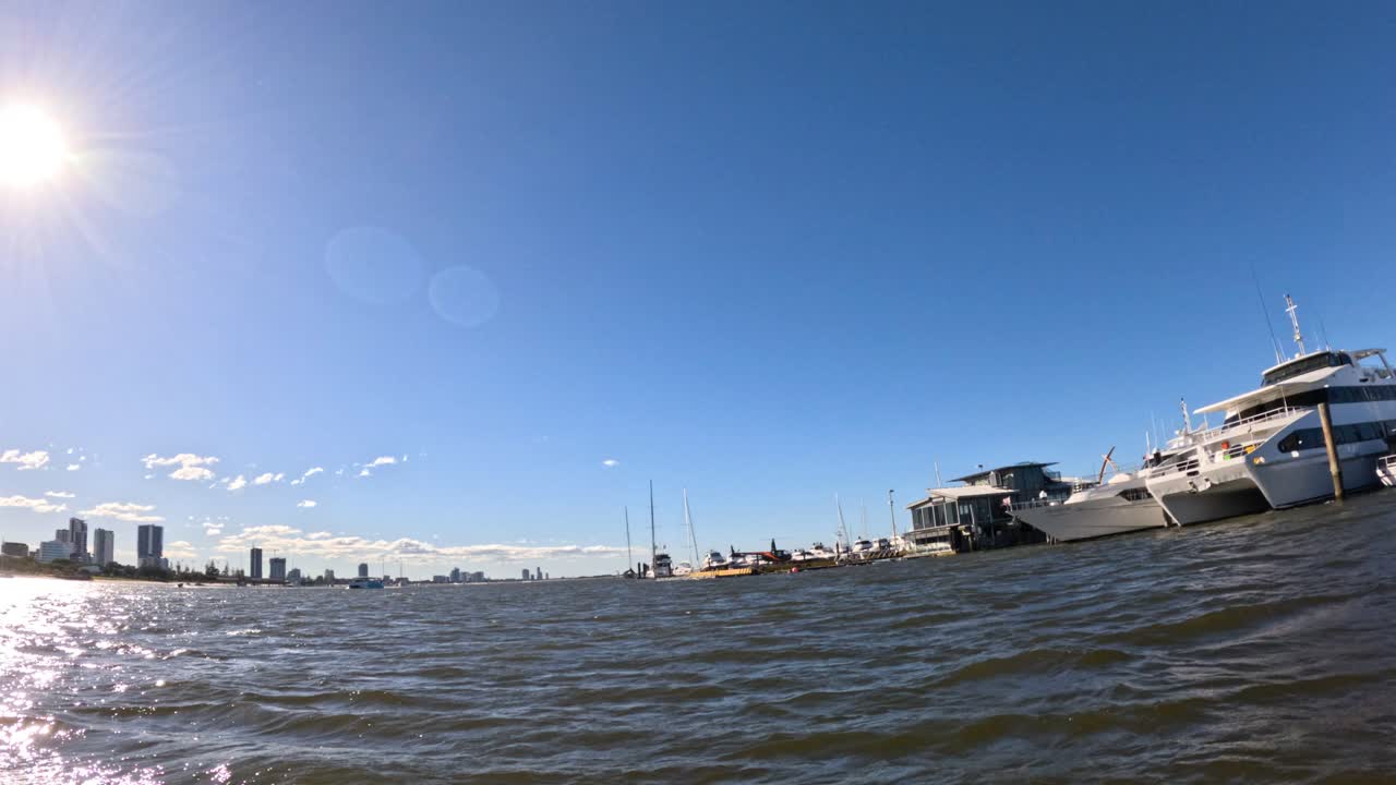 밝은 빛 하늘 에 정박한 요트