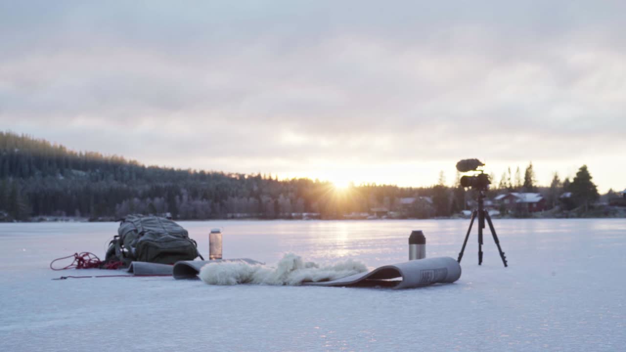fotógrafo viajero en el paisaje congelado luz solar dorada retroiluminada durante el invierno en trondheim, noruega