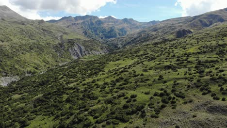 aéreo drone tiro monte gramos norte de grecia soleado verano