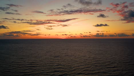 Dramatischer-Sonnenuntergang-Am-Meer